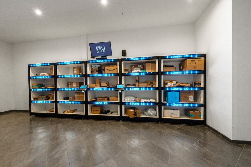 Spacious Hello Package delivery room