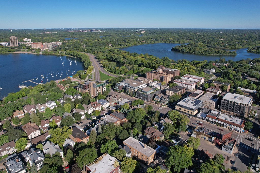 Aerial photo of 1800 Lake Apartments and surrounding Uptown neighborhood