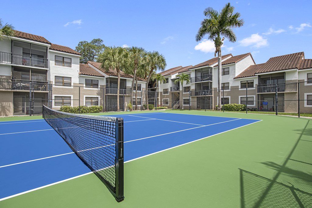 tennis court at the enclave at woodbridge apartments in sugar land, tx