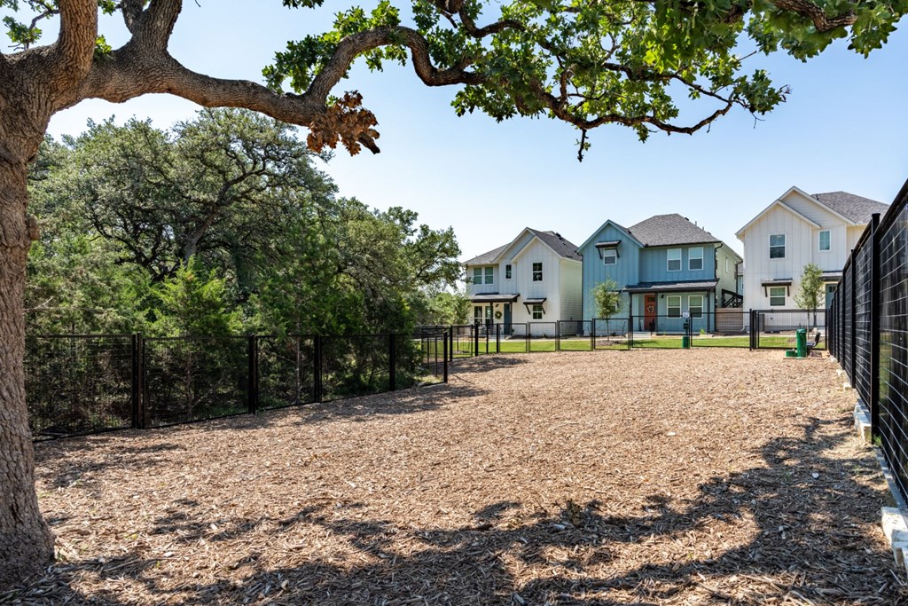 additional photo for property listing at chic digs with room to stretch out in the village 22 car