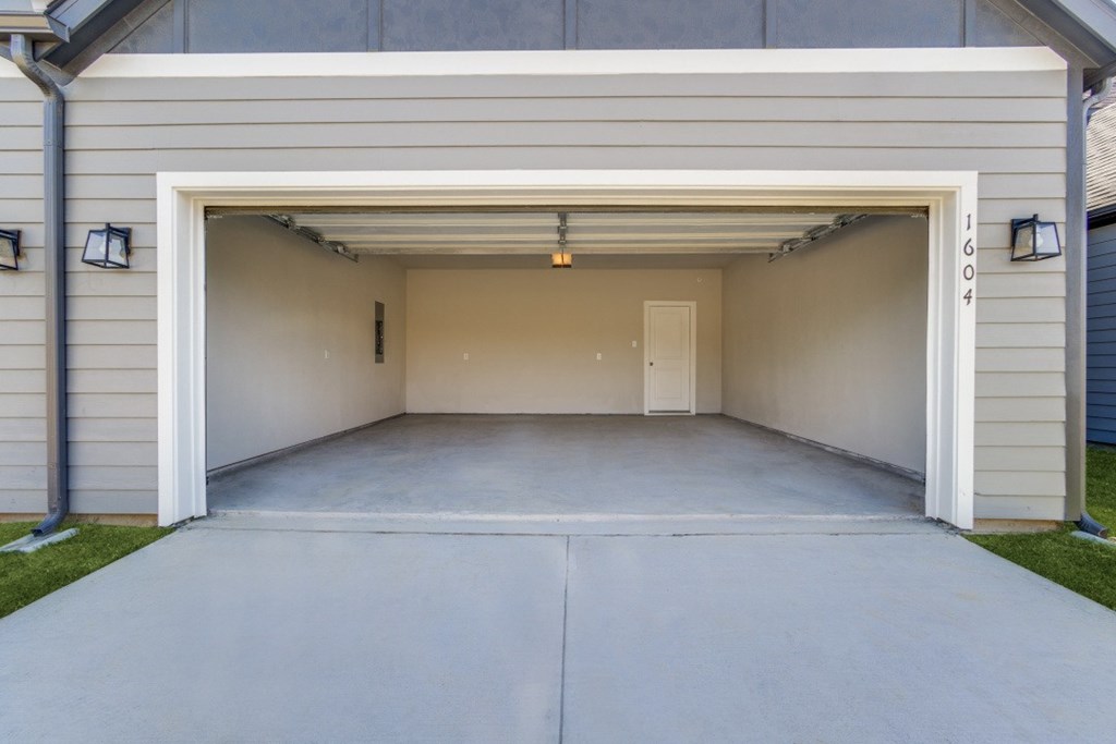 Canvas at Denton Garage two car garage single family homes for rent denton texas, build to rent, homes for rent in Denton, professionally managed rental home community, private yards, low maintenance, pet-friendly.