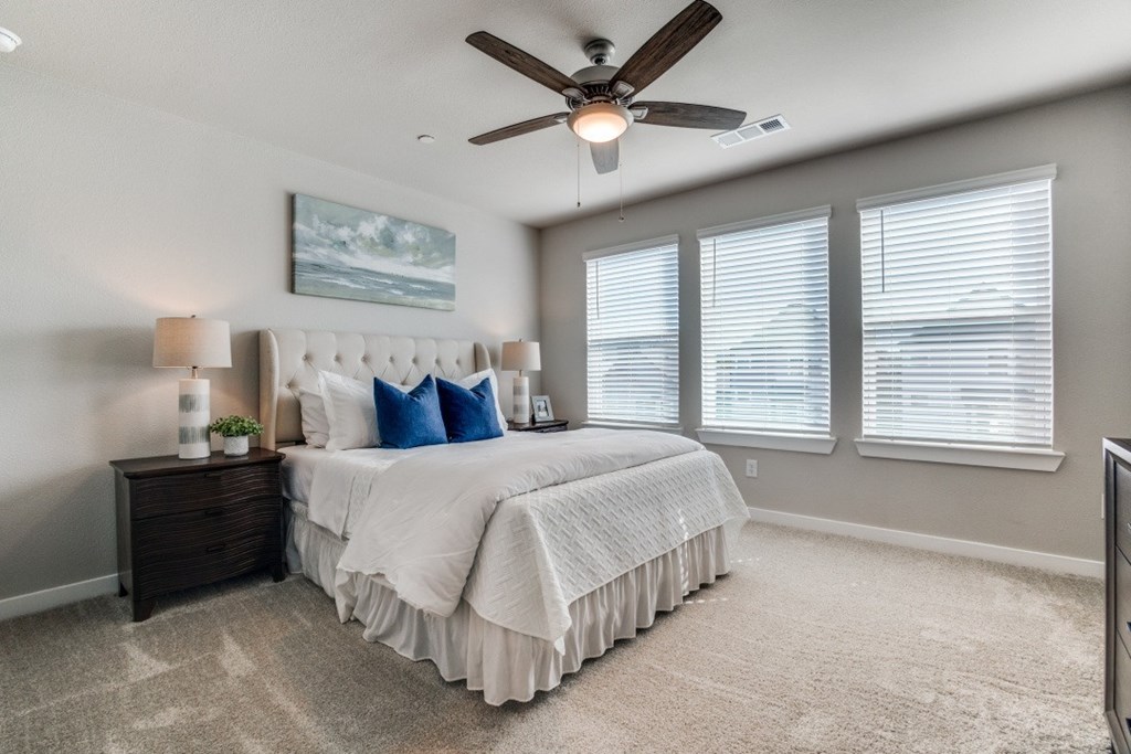 Canvas at Denton large upstairs bedroom with walk in closet, build to rent, homes for rent in Denton, professionally managed rental home community, private yards, low maintenance, pet-friendly.