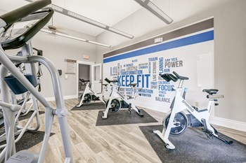 Stationary bikes in fitness center - Photo Gallery 9
