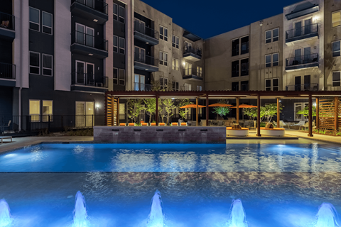 A large pool with a fountain in the middle of it.