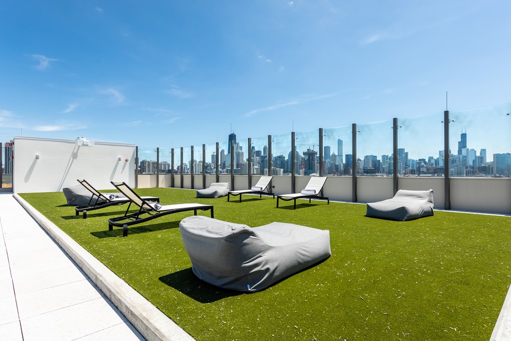 Resident Rooftop Lounge with Chaise Lounge Chairs and Chicago City Views at North+Vine in Illinois, 60610