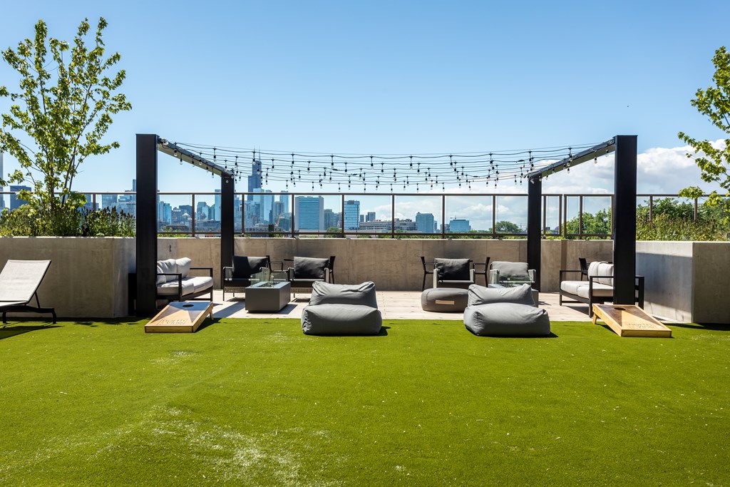Outdoor Lounge Area with Cozy Seating  and Views of Chicago Skyline at North+Vine in Illinois, 60610