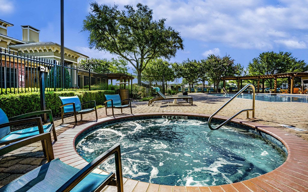 A pool and hot tub at Indigo Pointe