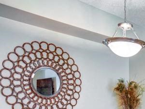 Dinning room opening into kitchen with modern lighting Dinning room opening into kitchen with modern lighting - Photo Gallery 3