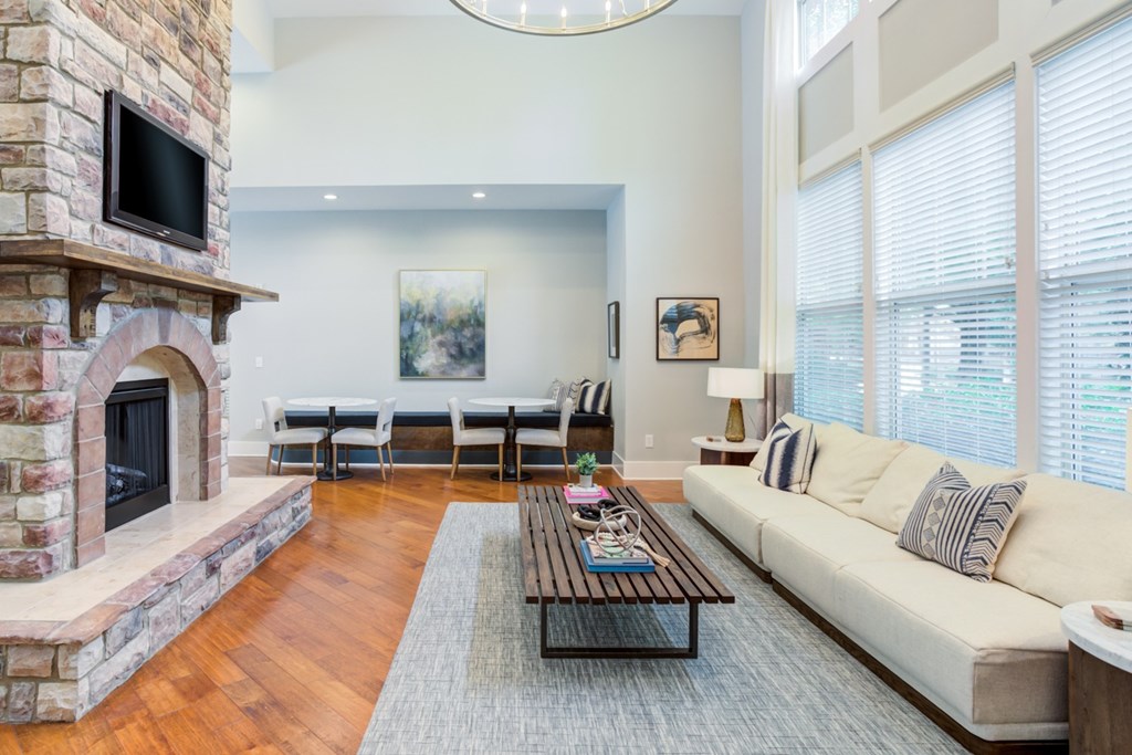 additional photo for property listing at chic digs with room to stretch out in the village 22 car