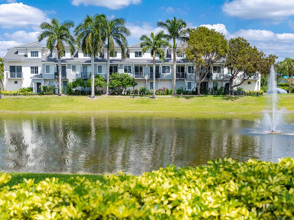 a large pond with a fountain in front of a building