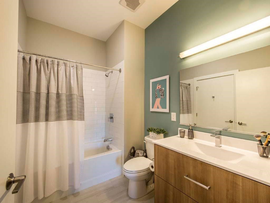 Bathroom with vanity, toilet and tub/shower