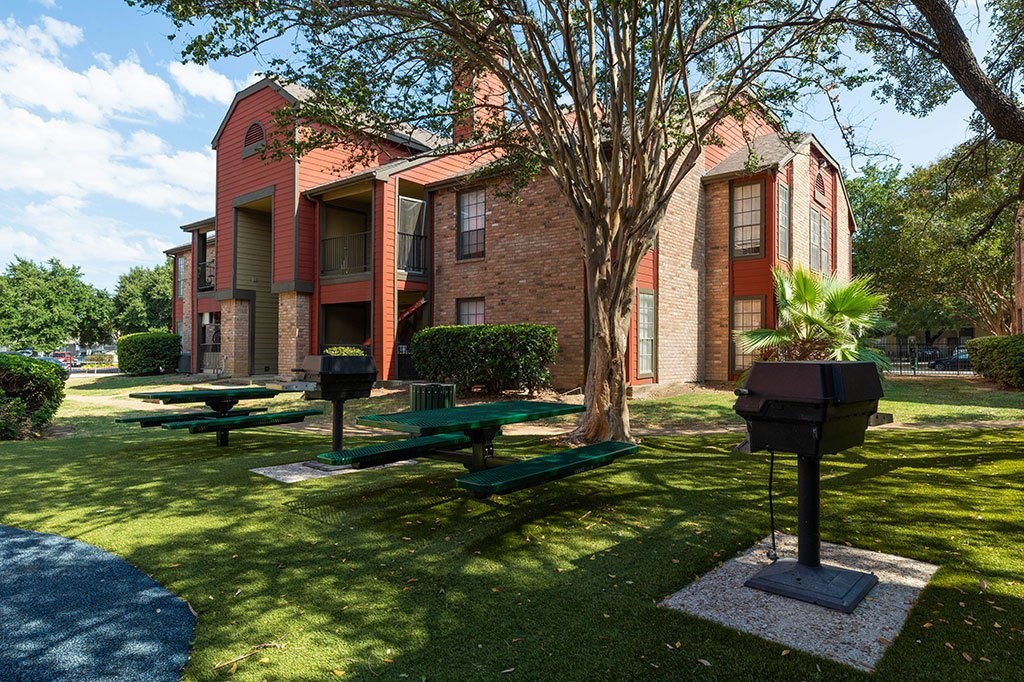 our apartments have a spacious courtyard with picnic tables