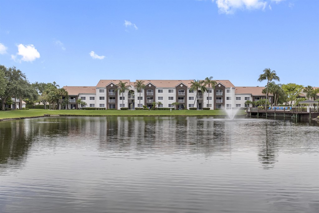 a large body of water with a fountain in the middle