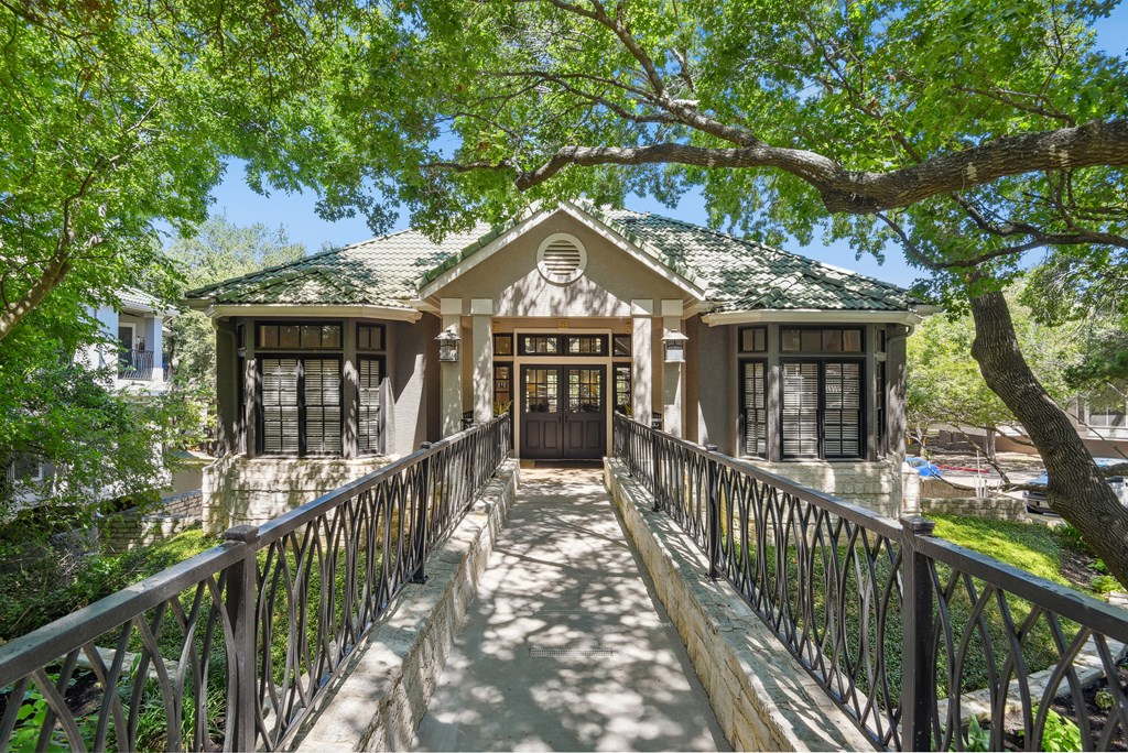 additional photo for property listing at chic digs with room to stretch out in the village 22 car