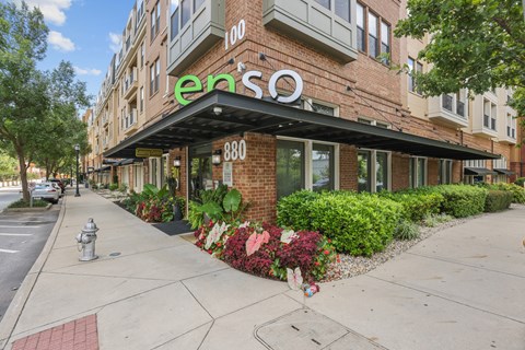A building with the sign "en's" on it.