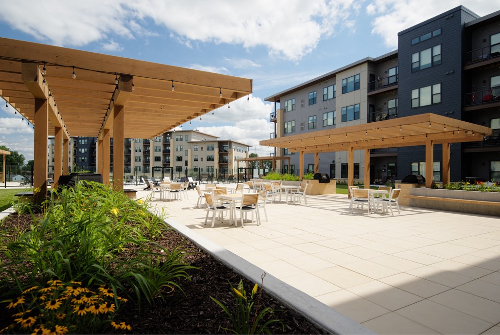 Amenity, Luxury, Resident, Apartment, High end, Monona, pool, grilling area, courtyard