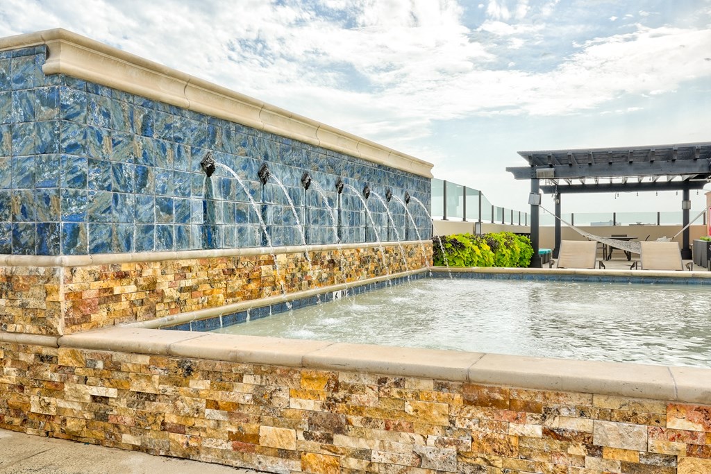 additional photo for property listing at chic digs with room to stretch out in the village 22 car