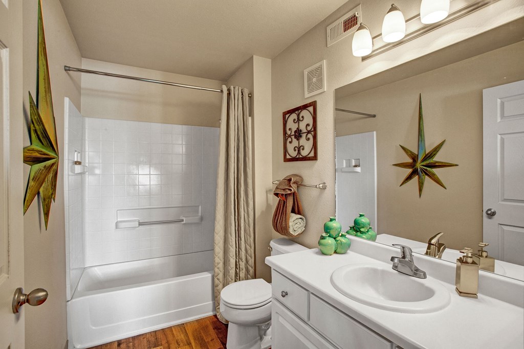 Legends at River Oaks Bathroom View