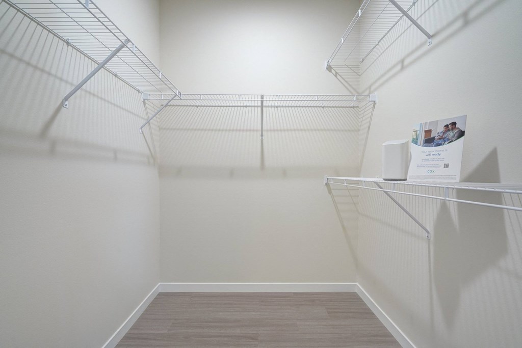 walk in closet with shelves