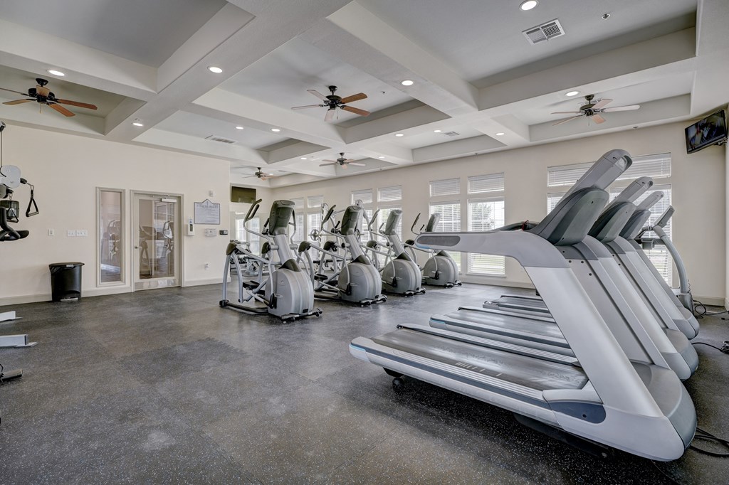 the gym at the whispering winds apartments in pearland, tx