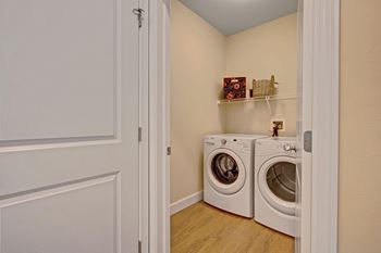Ritz Classic 2 Bedroom With Full-Size Washer and Dryer