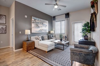 Park on Central Living Room with Balcony - Photo Gallery 4