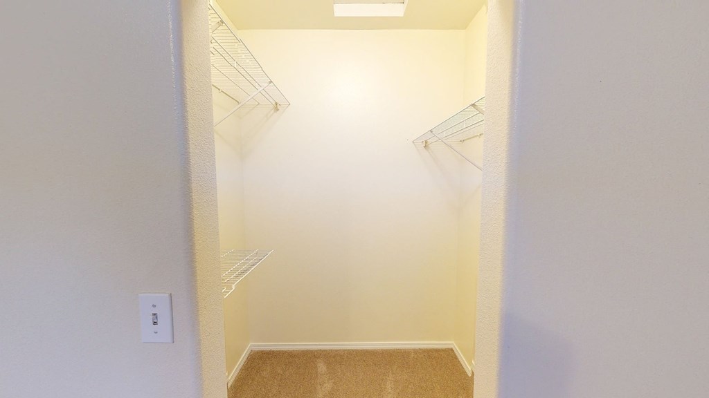 The Highlands Luxury Apartments - Closet