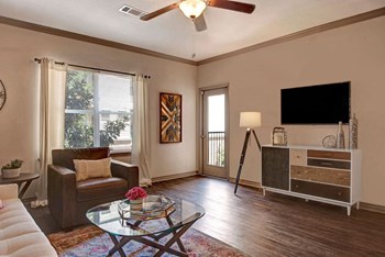 Aviare Arts Living Room - Photo Gallery 3