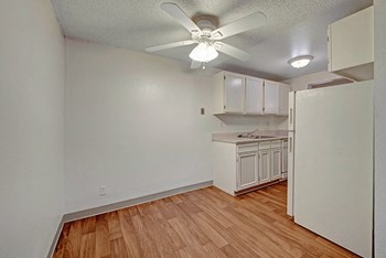 Broadmoor Park Terrace dining area and ceiling fan - Photo Gallery 3