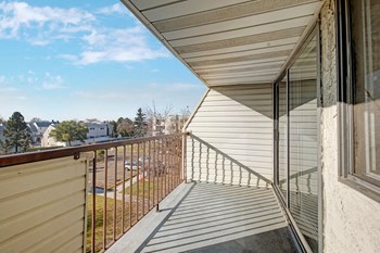 Cedar Gardens Private Balcony - Photo Gallery 6