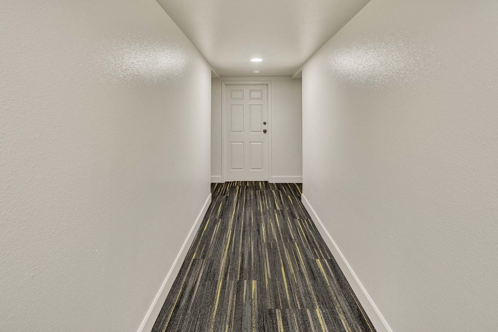 La Maisonnette Apartments - Hallway