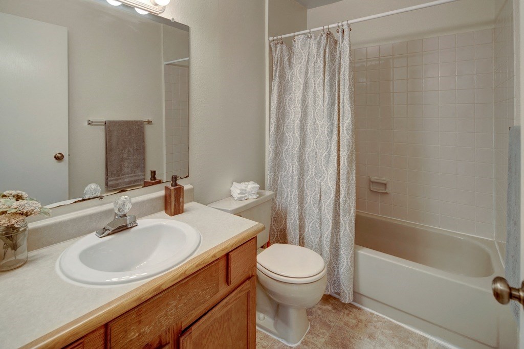 The Legacy Apartments - Bathroom