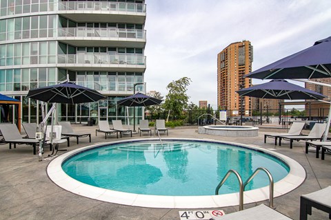 A round pool with a 4'0" height restriction sign.