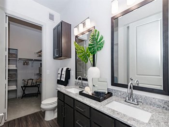 Magnolia on The Green large bathroom with granite countertops Magnolia on The Green large bathroom with granite countertops - Photo Gallery 6