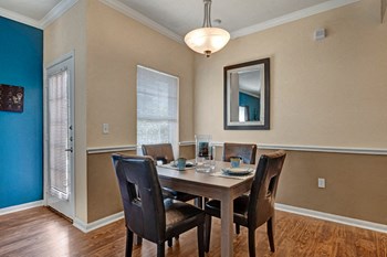 Lincoln at Central Park Dining Area - Photo Gallery 6