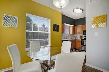 Lincoln at Central Park Dining Area - Photo Gallery 5