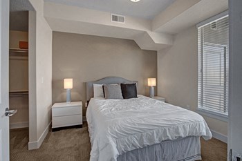Velo on the Boulevard bedroom - Photo Gallery 6