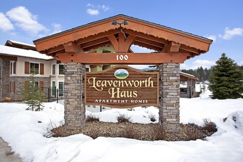 A sign for Leavetworth Houses stands in front of a building.