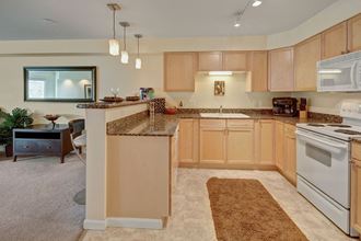 Admirals Cove Apartments - Kitchen