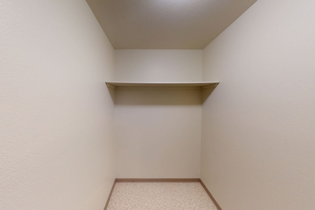 Birchwood Homes Apartments - Closet