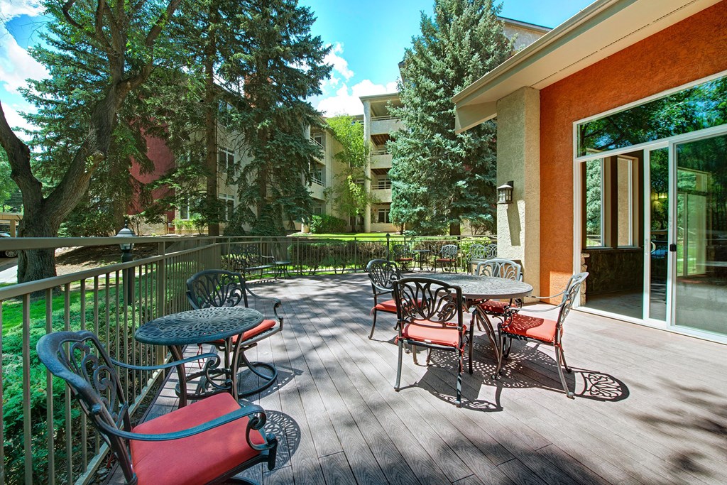 Cheyenne Creek Outdoor Lounge Apartments in Colorado Springs, CO
