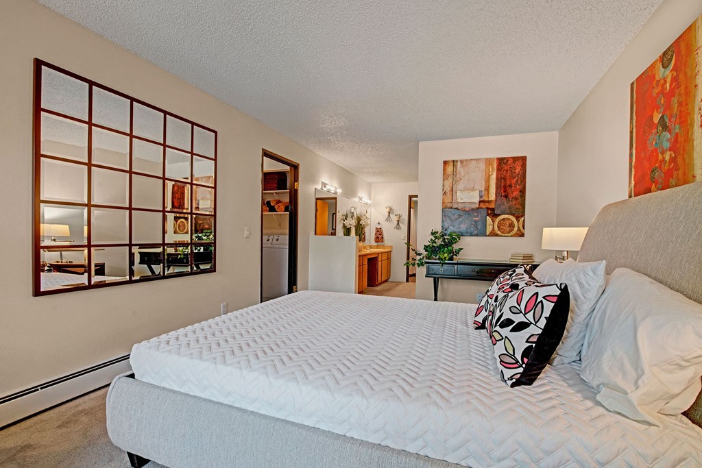 Eagle Ridge Bedroom Bathroom Apartments in Colorado Springs, CO