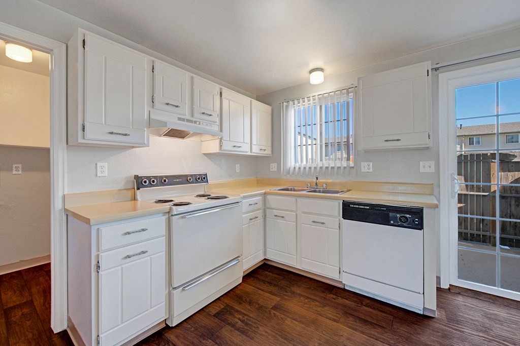 Yorkshire Square Kitchen Full View Apartments in Colorado Springs, CO