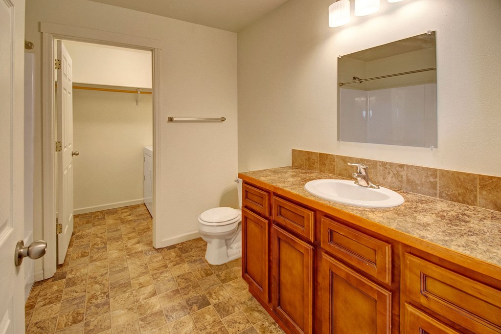 Phoenix Ridge bathroom Apartment for rent in Williston, ND