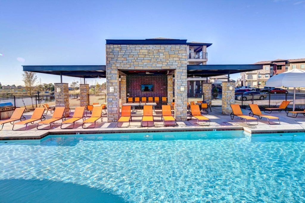 98 Apartments Outdoor Lounge