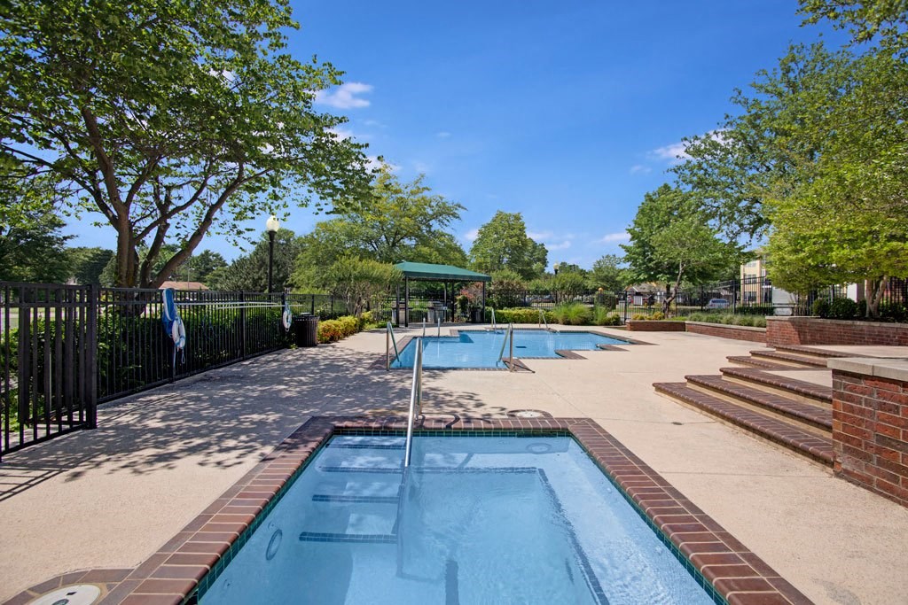 Lincoln Villas on Memorial Outdoor Pool and Jacuzzi