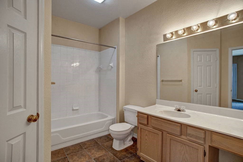 Lincoln Villas on Memorial Bathroom