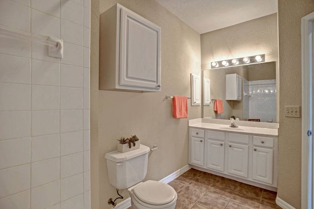 Lincoln Villas on Memorial Bathroom