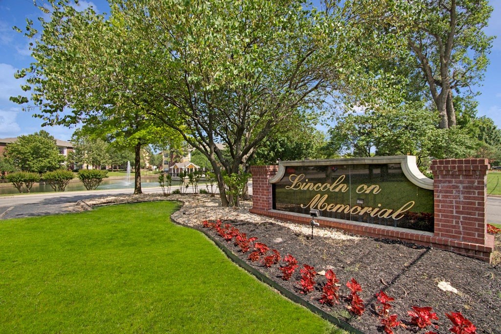Lincoln Villas on Memorial Sign