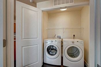 Ritz Classic 1 Bedroom Full Size Washer and Dryer